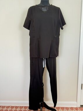 Figs Black Women's Scrub Set Amapa Slim V-neckTop and Taldora Skinny Jogger